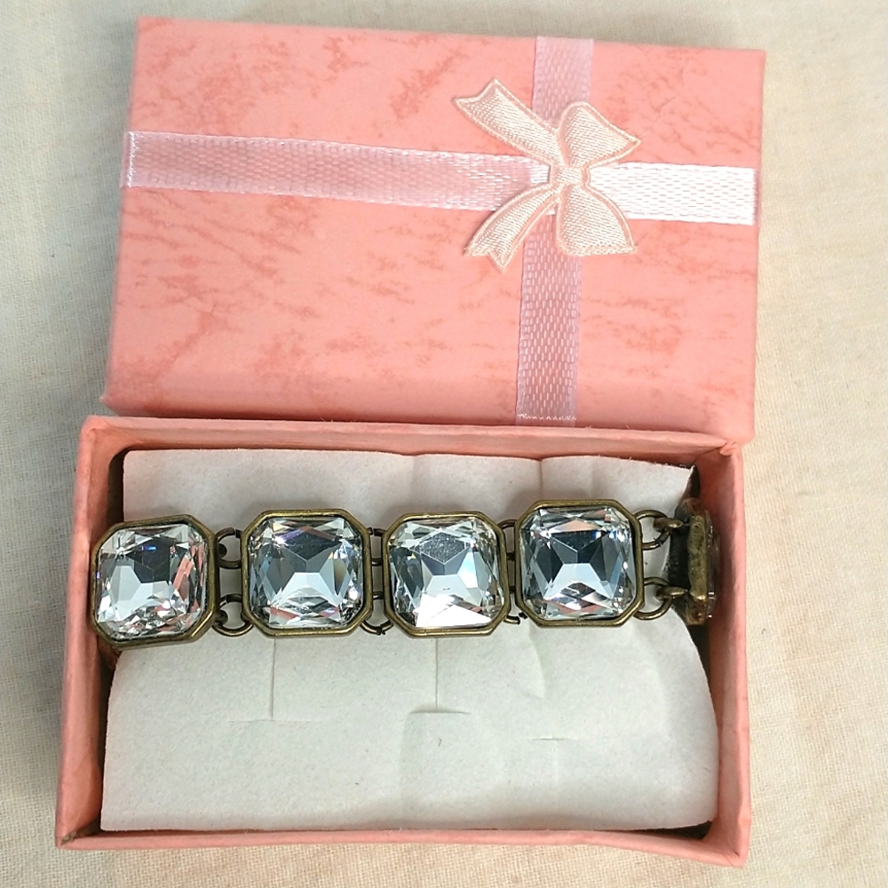 Beautiful Chloe & isabel bracelet. EUC see pics for measurements gift box incl.